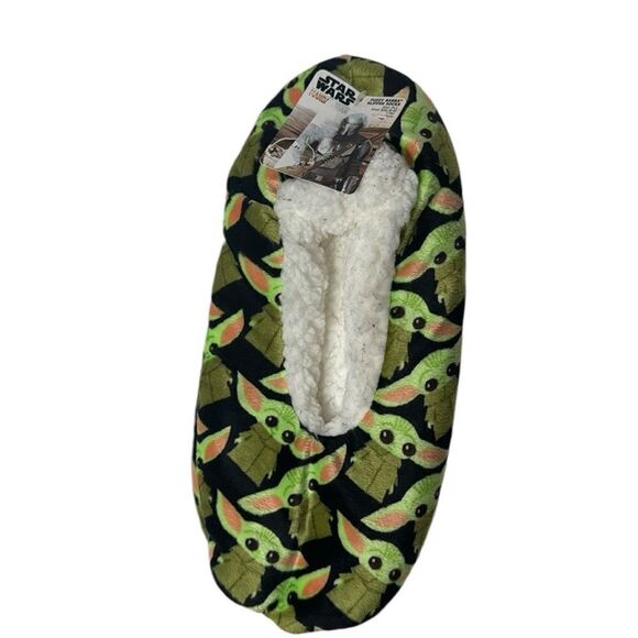 Star Wars Mandalorian Baby Yoda Fuzzy Slipper. Shoe Size 8-10. NWT - Picture 1 of 6